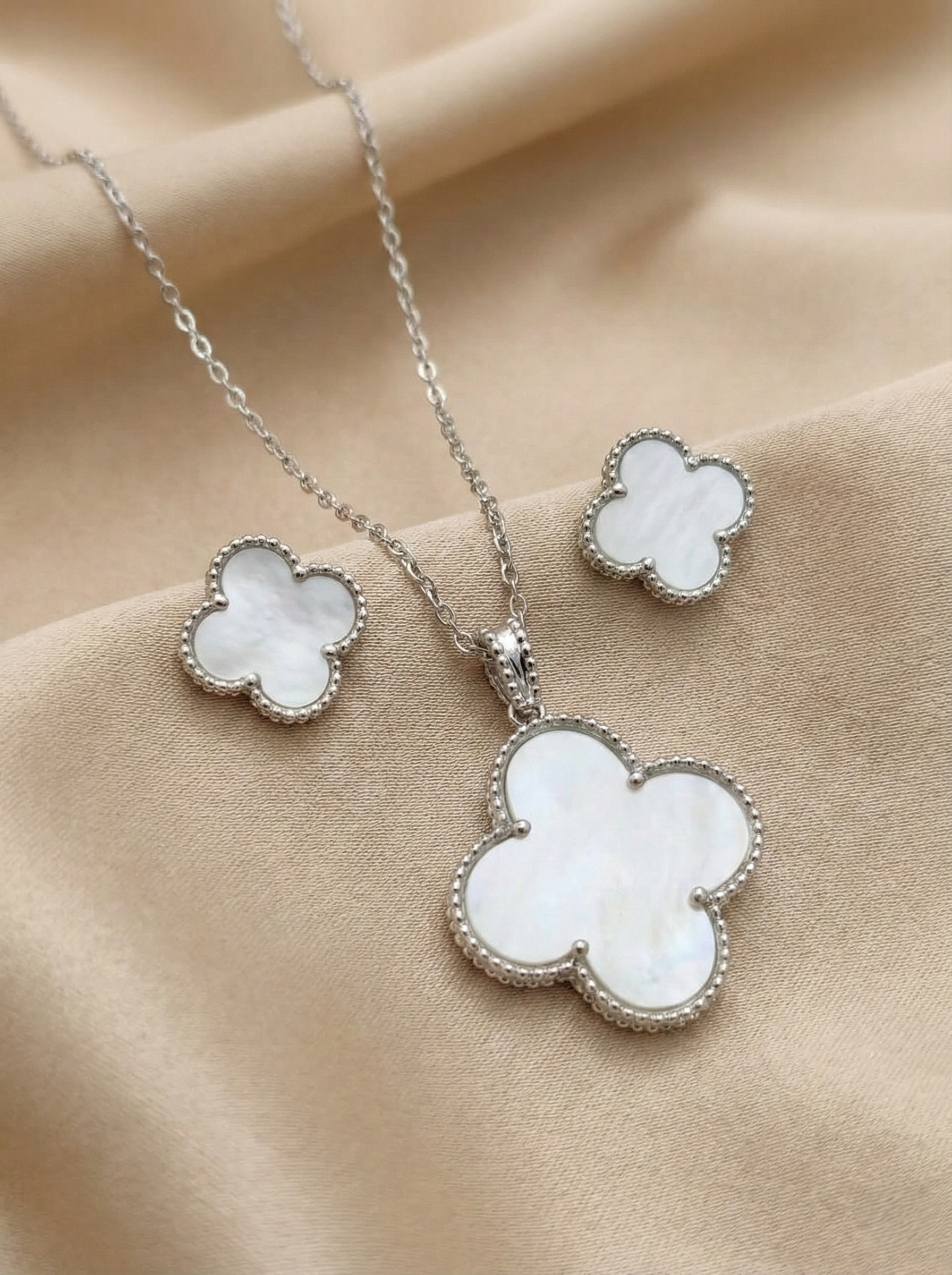 Classic Clover Silver-Toned Pendant Set