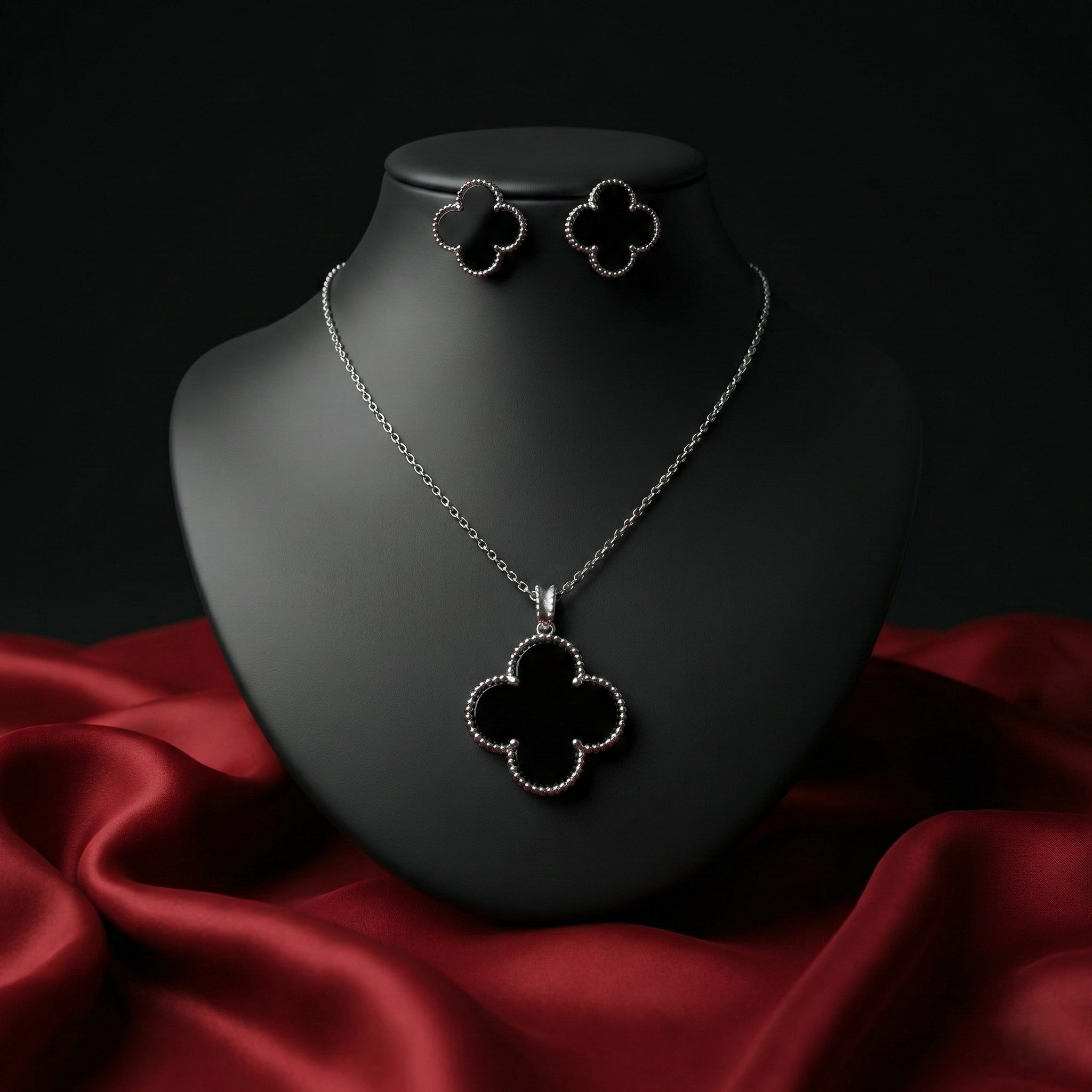 Classic Clover Silver-Toned Pendant Set