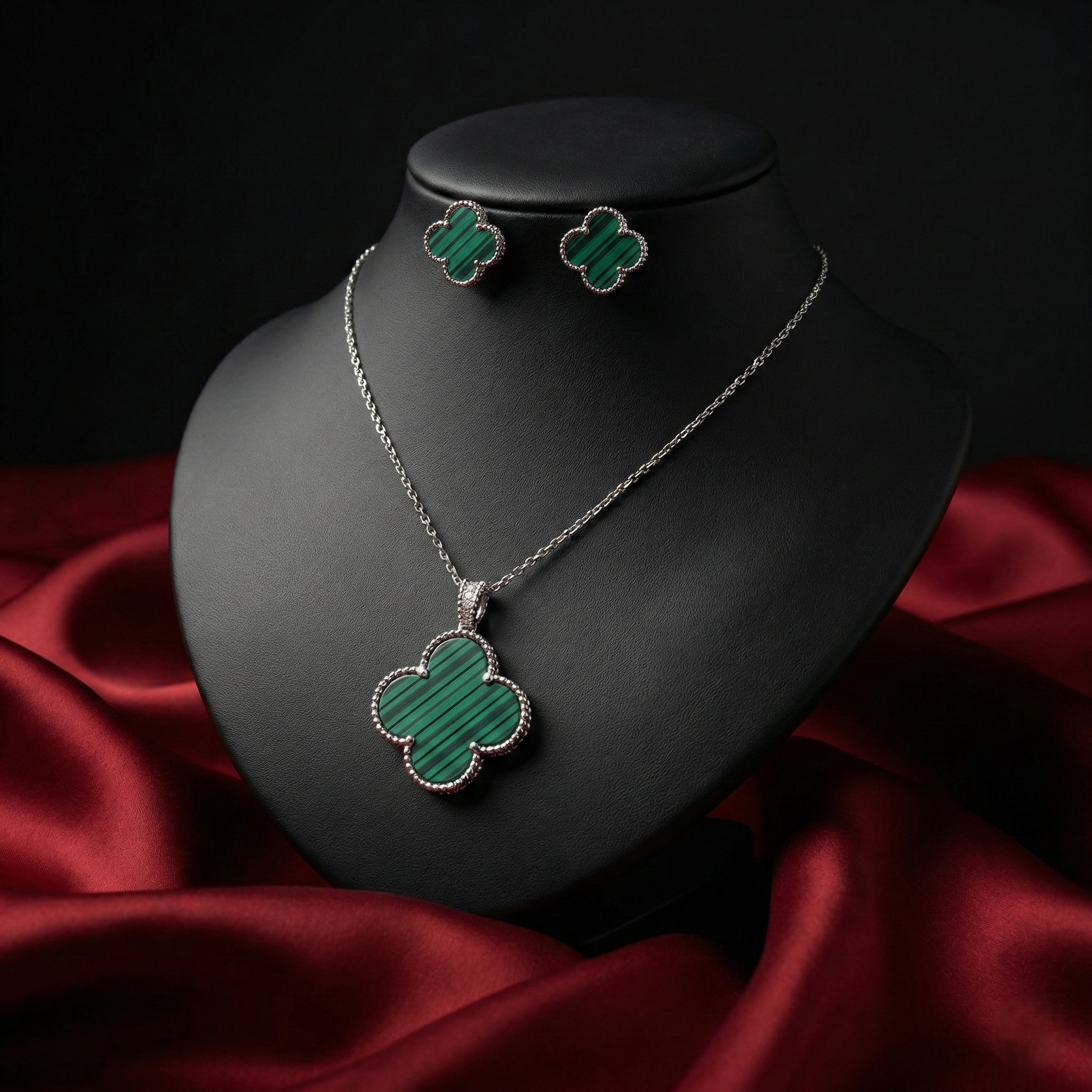 Classic Clover Silver-Toned Pendant Set