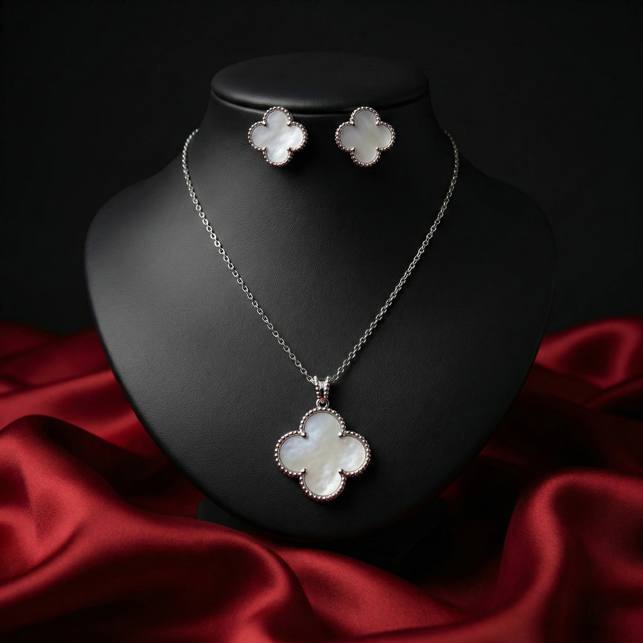 Classic Clover Silver-Toned Pendant Set