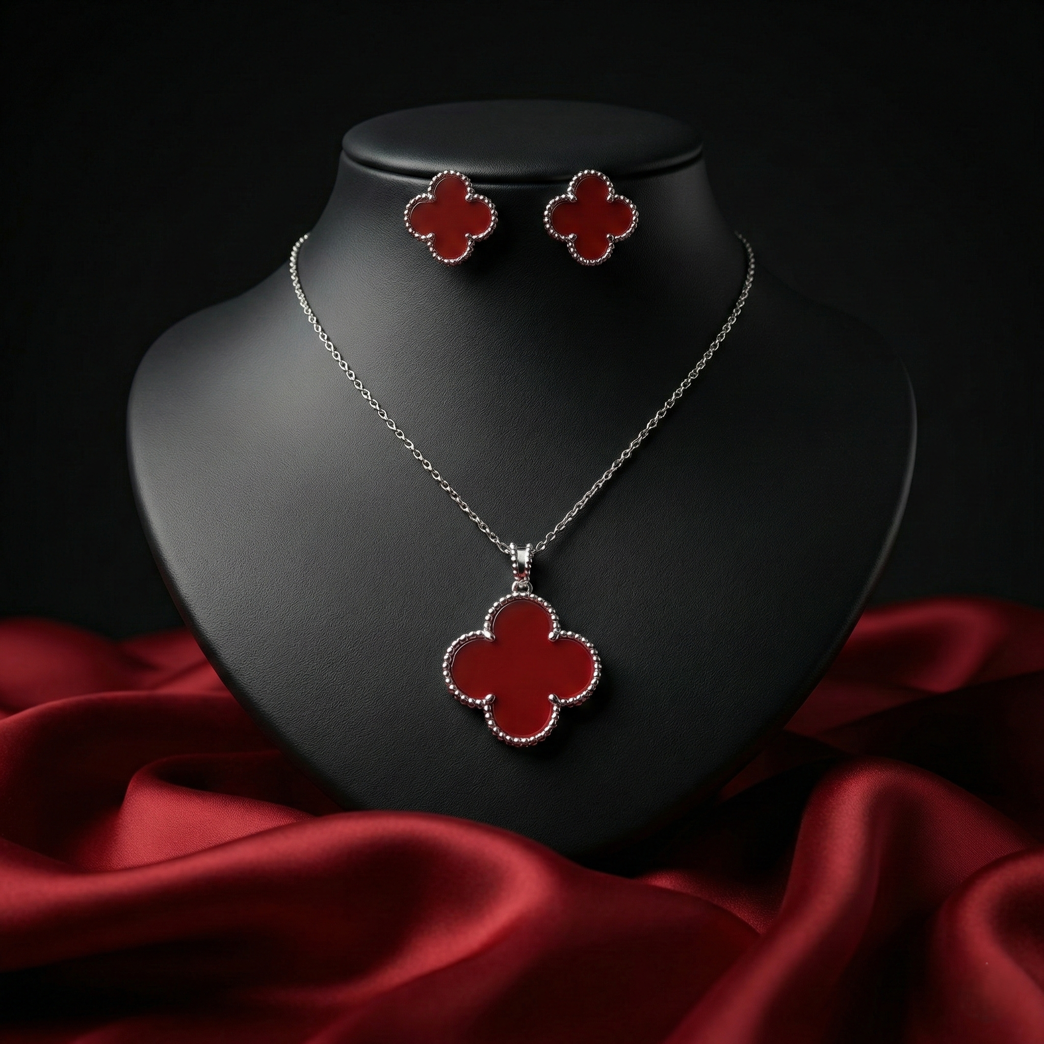 Classic Clover Silver-Toned Pendant Set